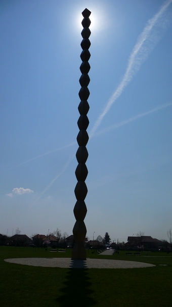 The Endless Column by Constantin Brâncuşi in Târgu Jiu, Romania