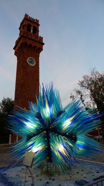 Comet Glass Star by Simone Cenedeseis one of glass sculptores exhibited in the centre of Murano