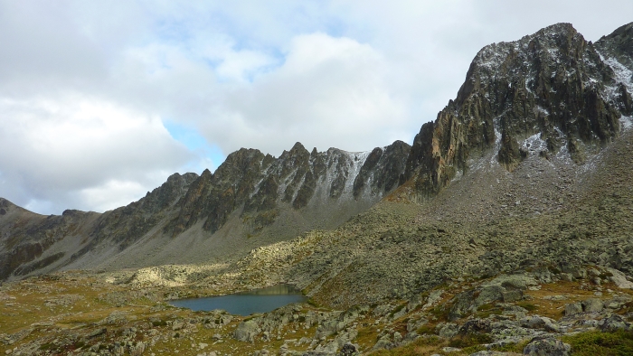 Are Pyrenees more like the Sierra Or the Wind River Range?