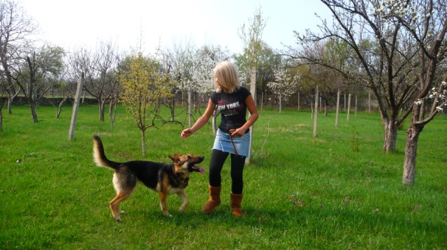 Elly Roupcheva with a dog